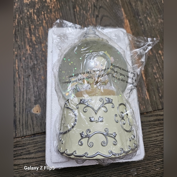 Precious Moments' 25th anniversary musical Snowglobe "Gold and Silver Waltz" - Picture 11 of 11